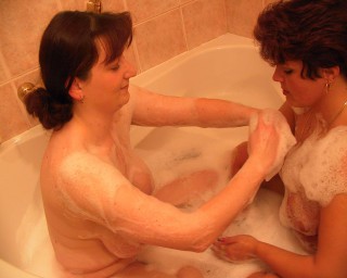 Two mature lesbians playing in the bath